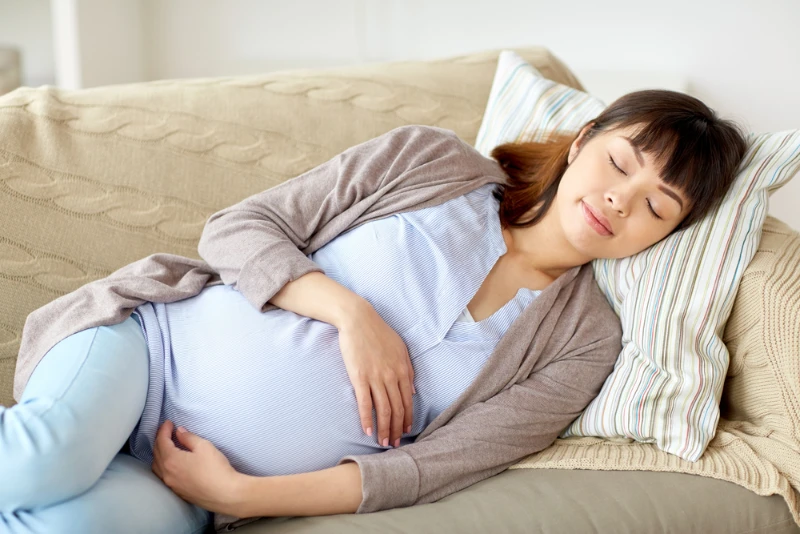 Pijat ibu hamil juga bisa membantu memperbaiki kualitas tidur Ibu.